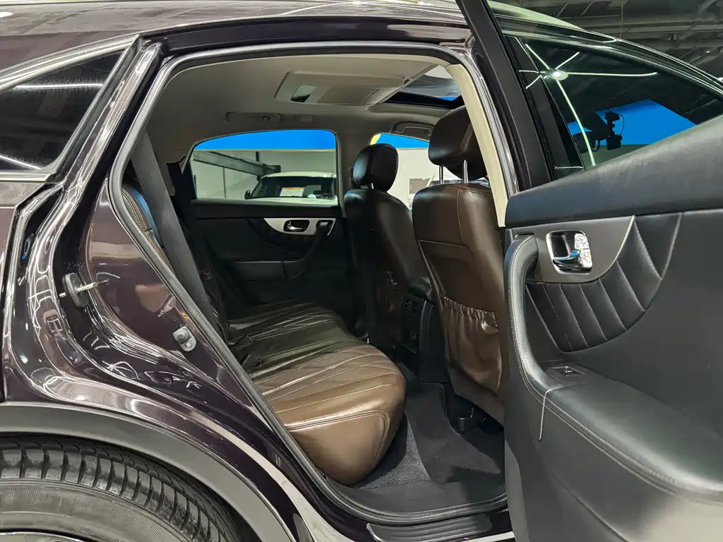 Infiniti QX70 — миниатюра 9