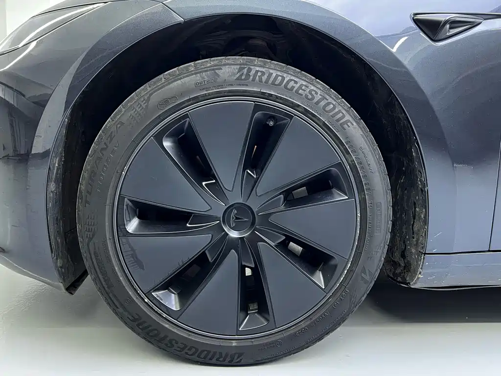Tesla Model 3 — миниатюра 7