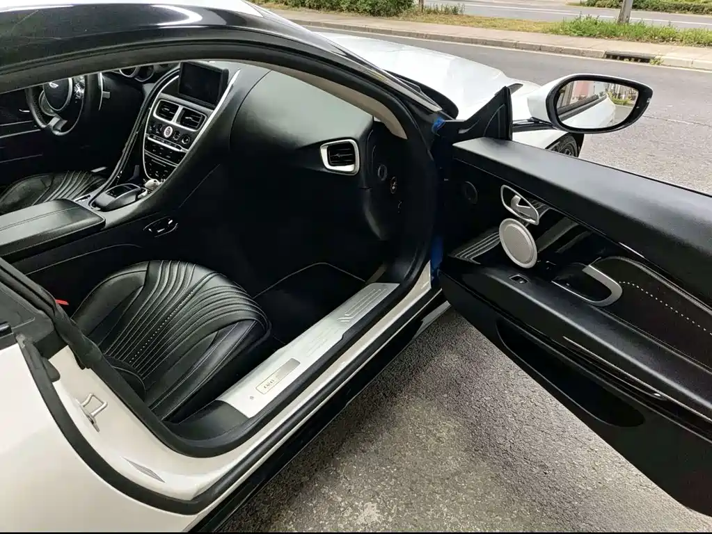 Aston Martin DB11 — миниатюра 4