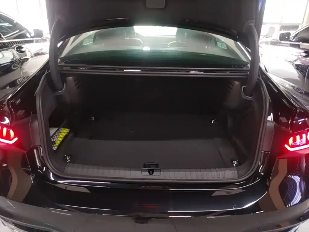 Заказать Audi A7L 2026 года за 6 668 866 ₽  из Китая
