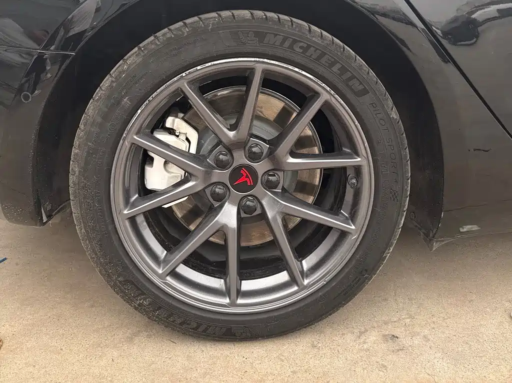 Tesla Model 3 — миниатюра 7