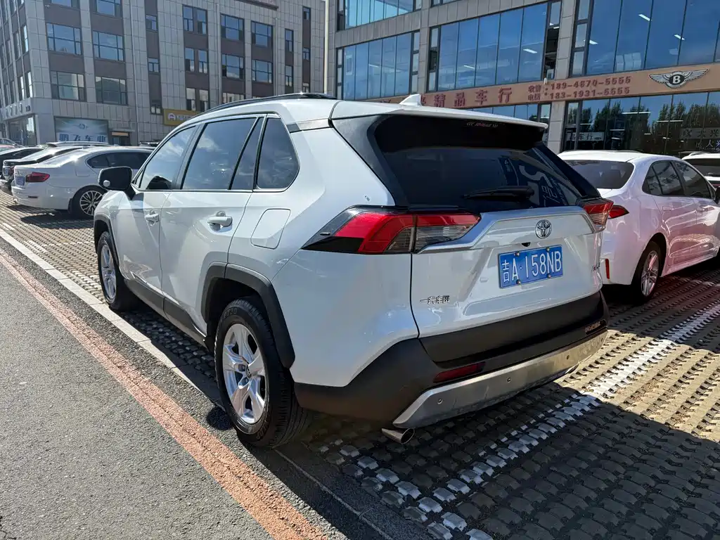 Toyota RAV4 — миниатюра 6