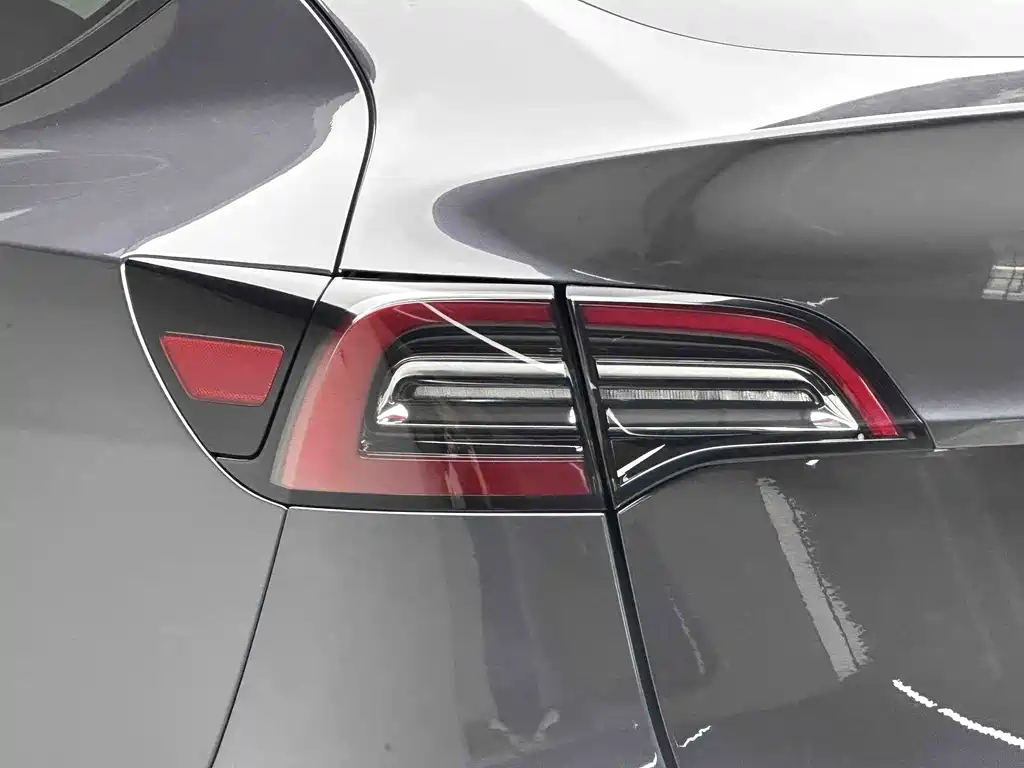 Tesla Model Y — миниатюра 17