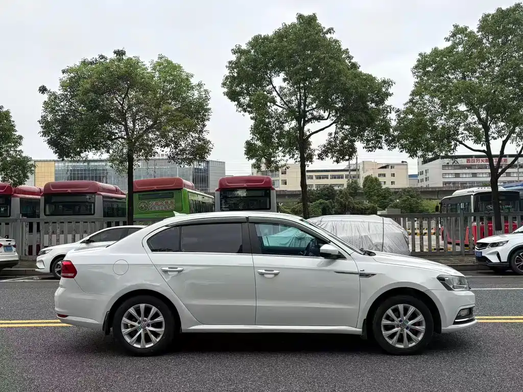 Volkswagen Lavida 2015 1.6L MT
