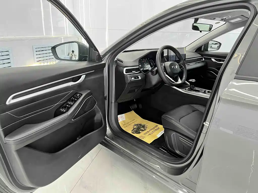 Geely Emgrand 2022 4 1.5L CVT Luxury