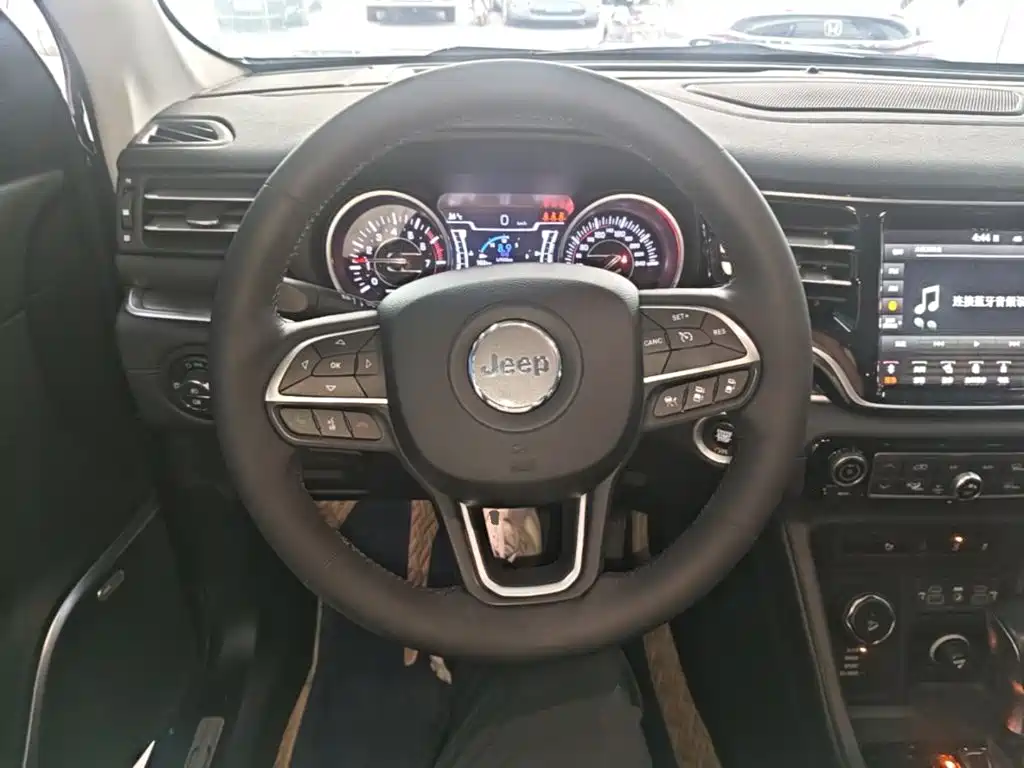 Jeep Grand Commander — миниатюра 11