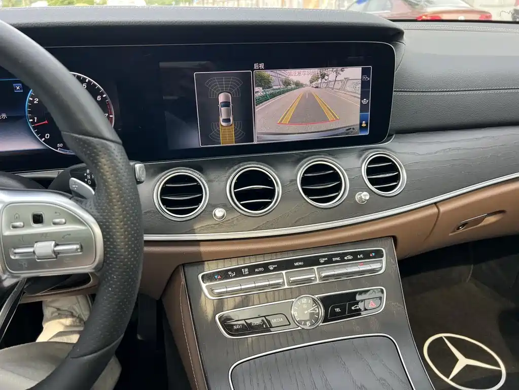Mercedes-Benz E-Class — миниатюра 8