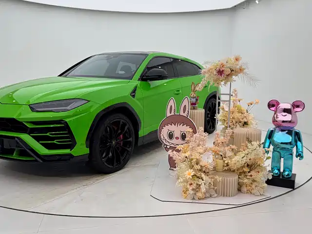 LAMBORGHINI URUS 2021