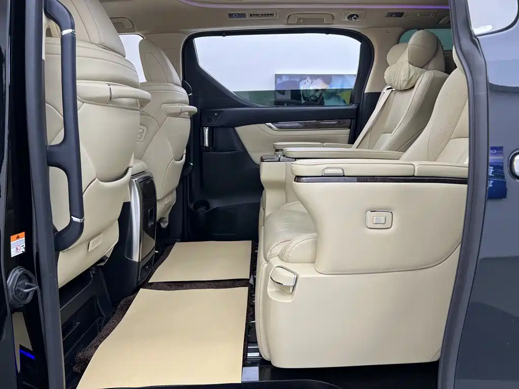 Toyota Alphard — миниатюра 33