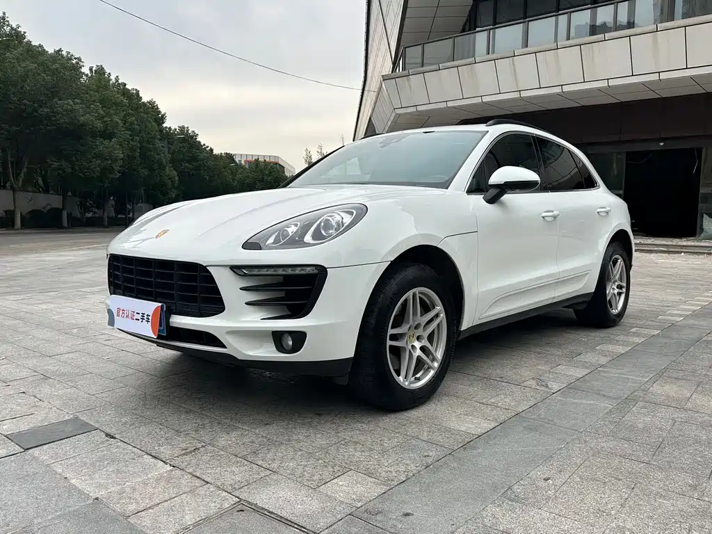 PORSCHE MACAN