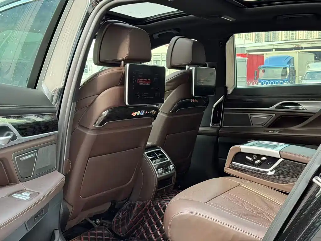 BMW 7 Series — миниатюра 6