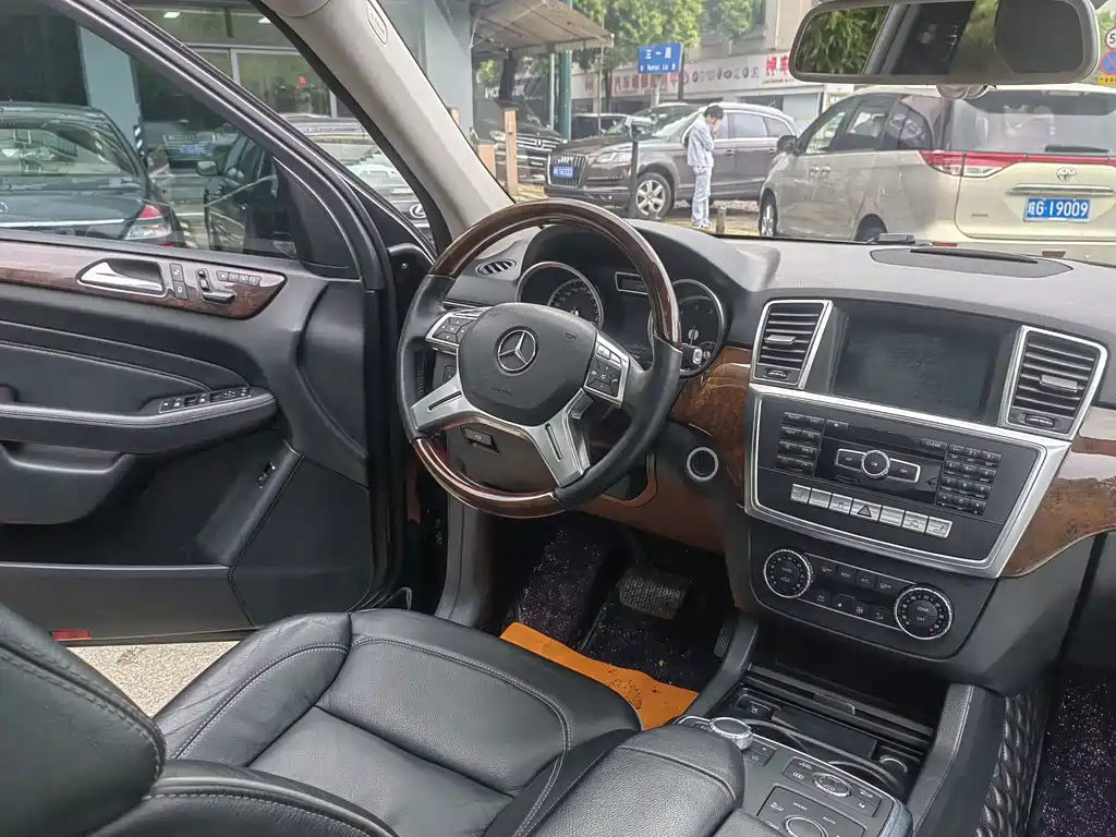 Mercedes-Benz M-Class — миниатюра 12