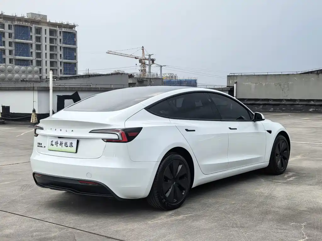 Tesla Model 3 — миниатюра 8