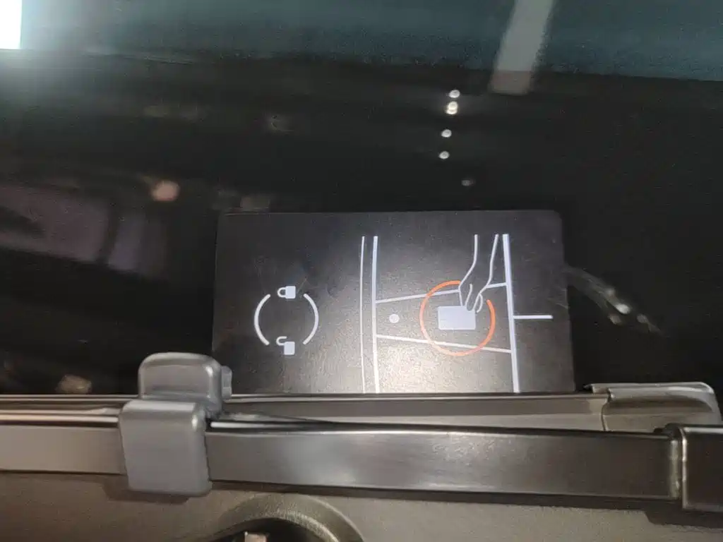 Tesla Model Y — миниатюра 9