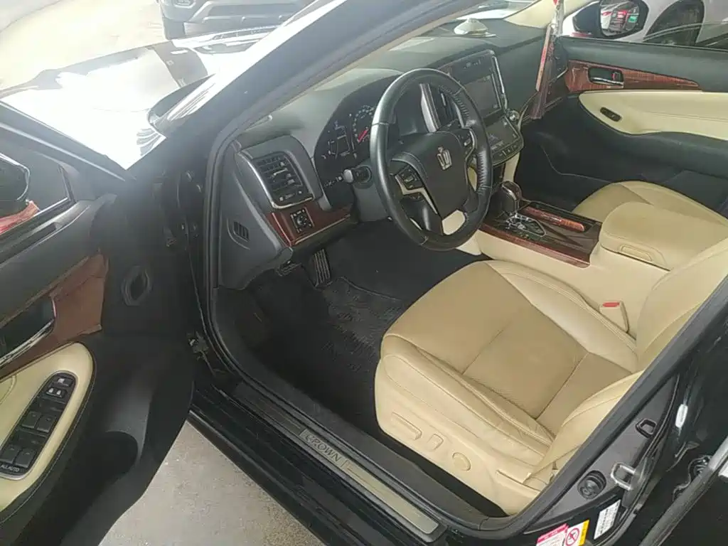 Toyota Crown — миниатюра 18
