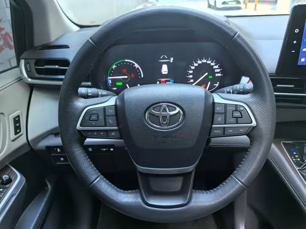 Toyota Granvia — миниатюра 12