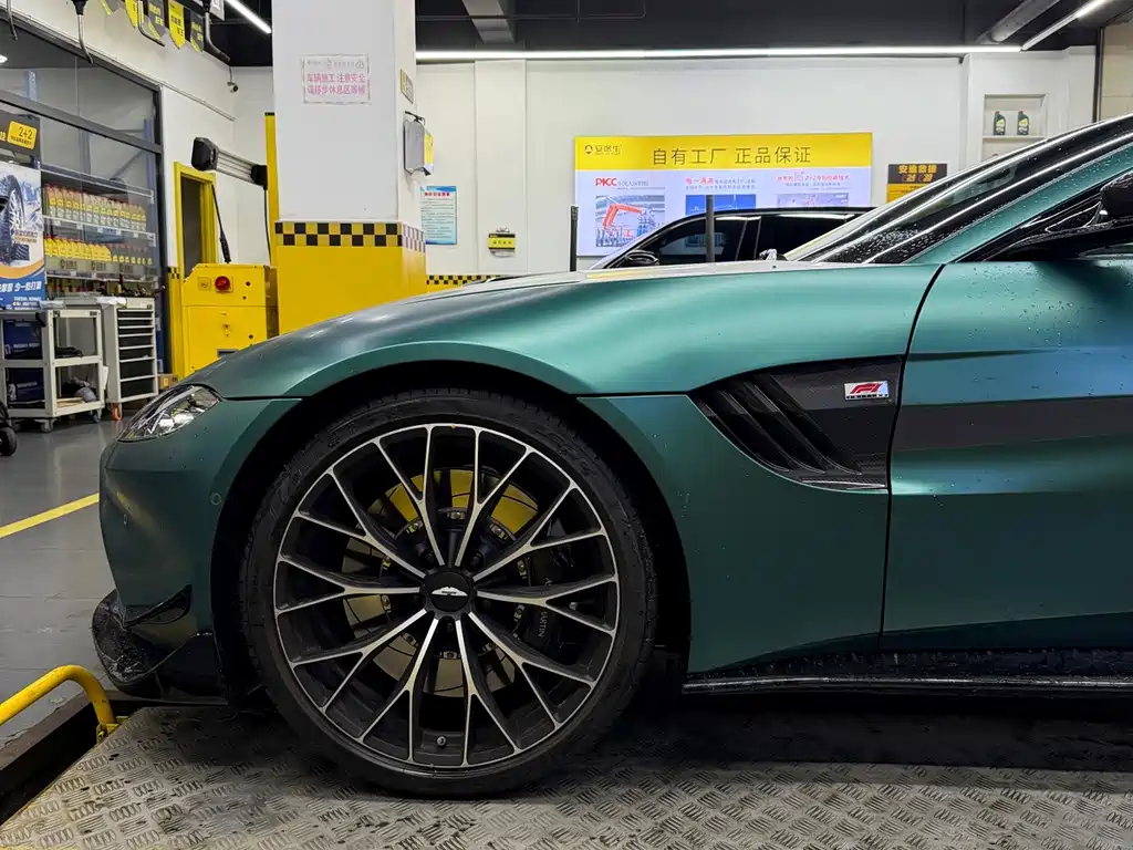 Aston Martin V8 Vantage — миниатюра 3