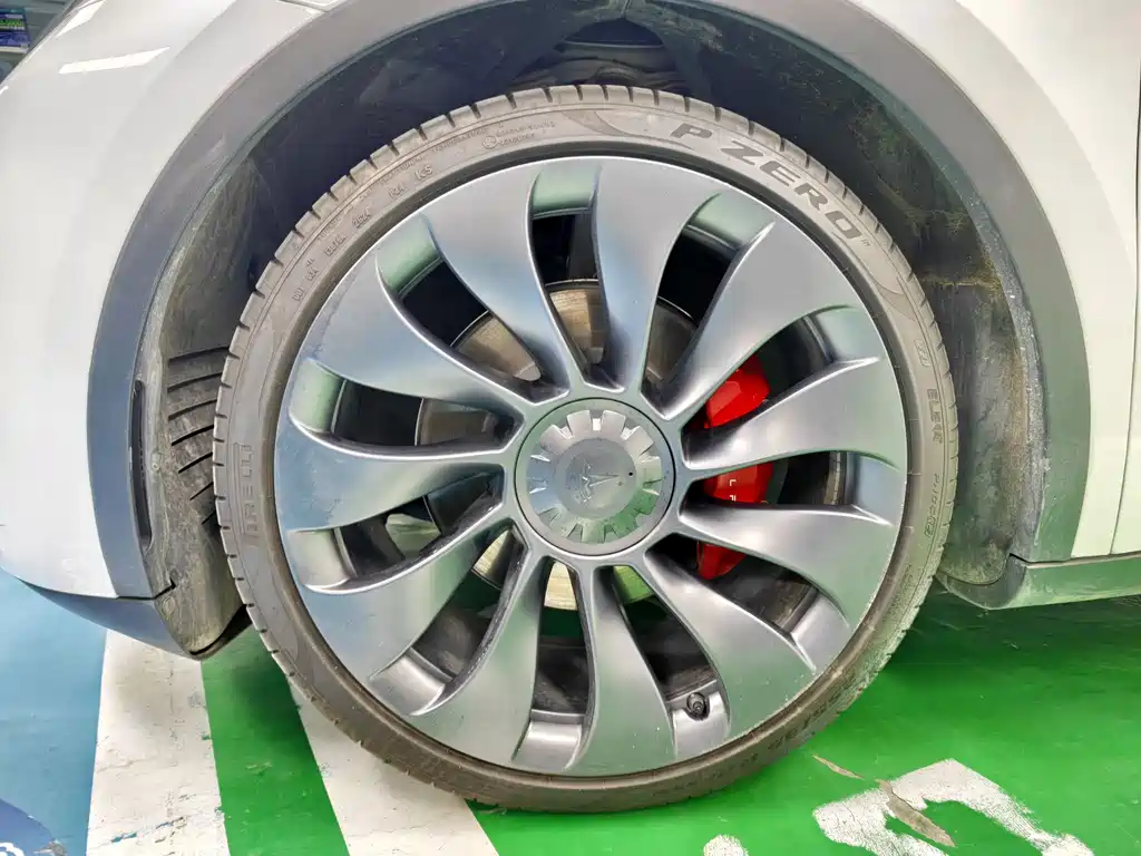 Tesla Model Y — миниатюра 3