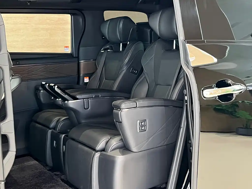 Toyota Alphard — миниатюра 7