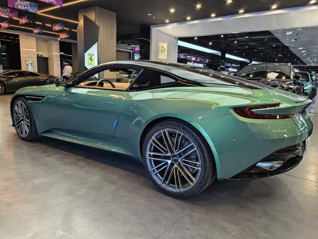 ASTON MARTIN DB12