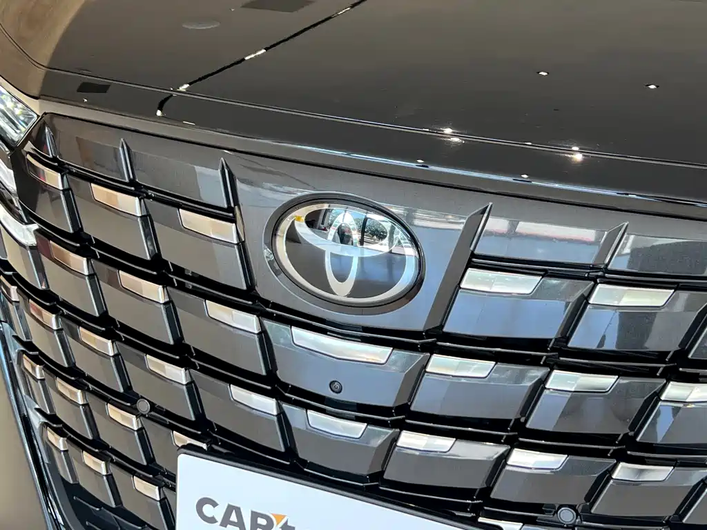 Toyota Alphard — миниатюра 2