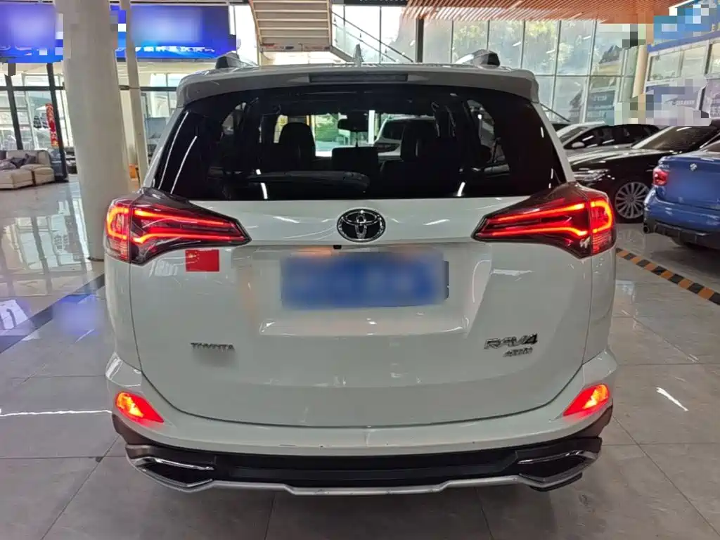 Toyota RAV4 — миниатюра 6