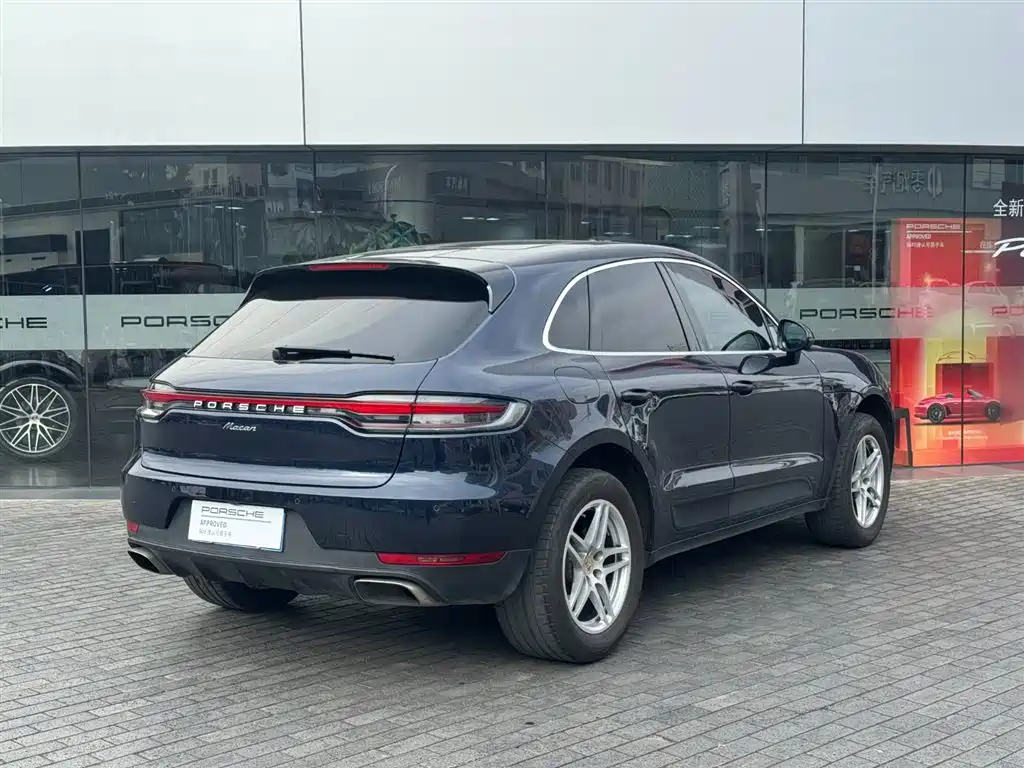 PORSCHE MACAN
