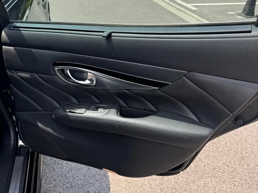 Infiniti Q70 — миниатюра 11