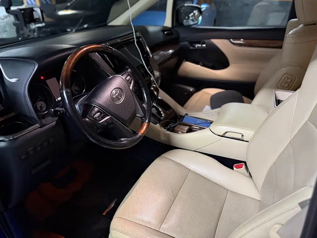 Toyota Alphard — миниатюра 8