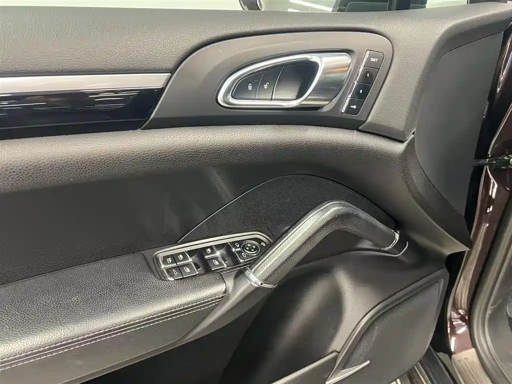Porsche Cayenne — миниатюра 7