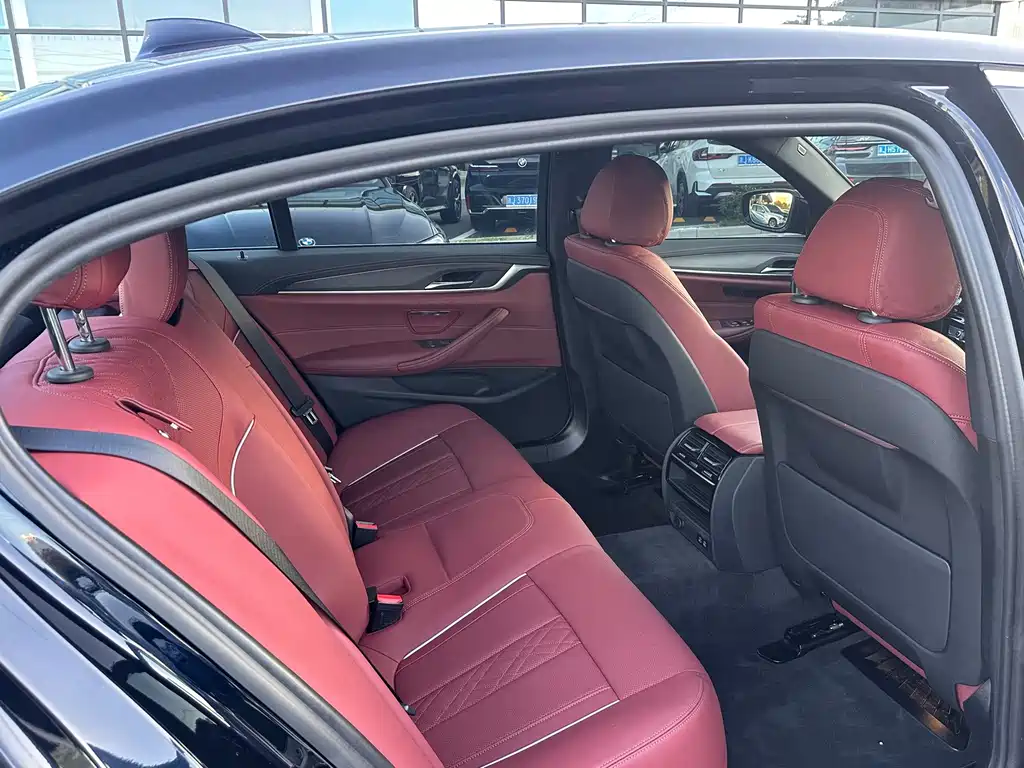 BMW 5 Series — миниатюра 10