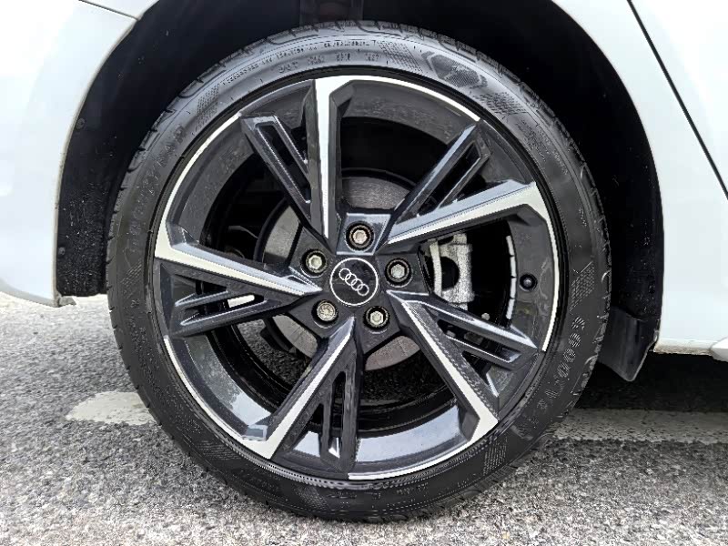 Skoda Karoq 1.4 л 2023 г. Белый, пробег 30000 км