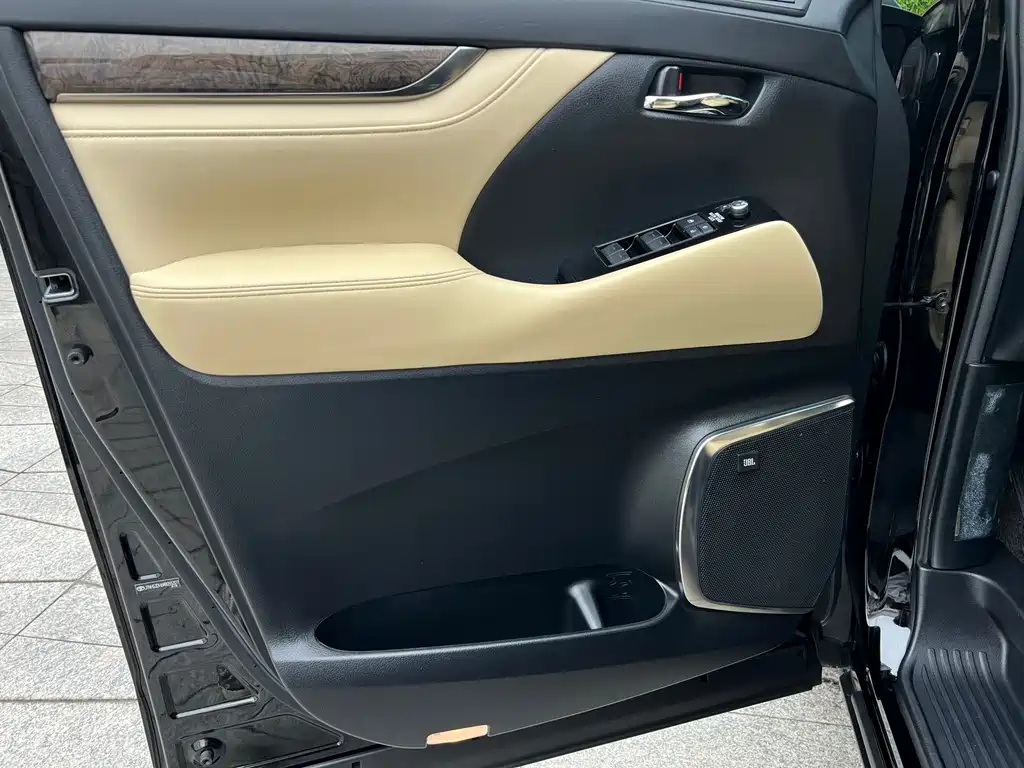 Toyota Alphard — миниатюра 23