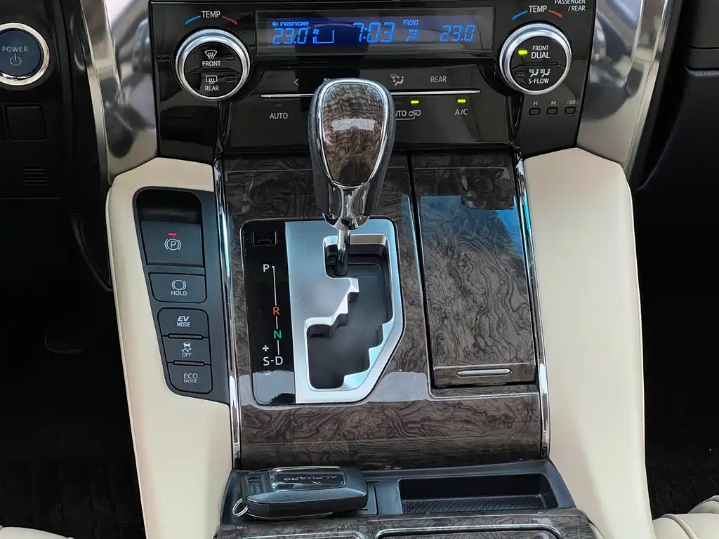 Toyota Alphard — миниатюра 21