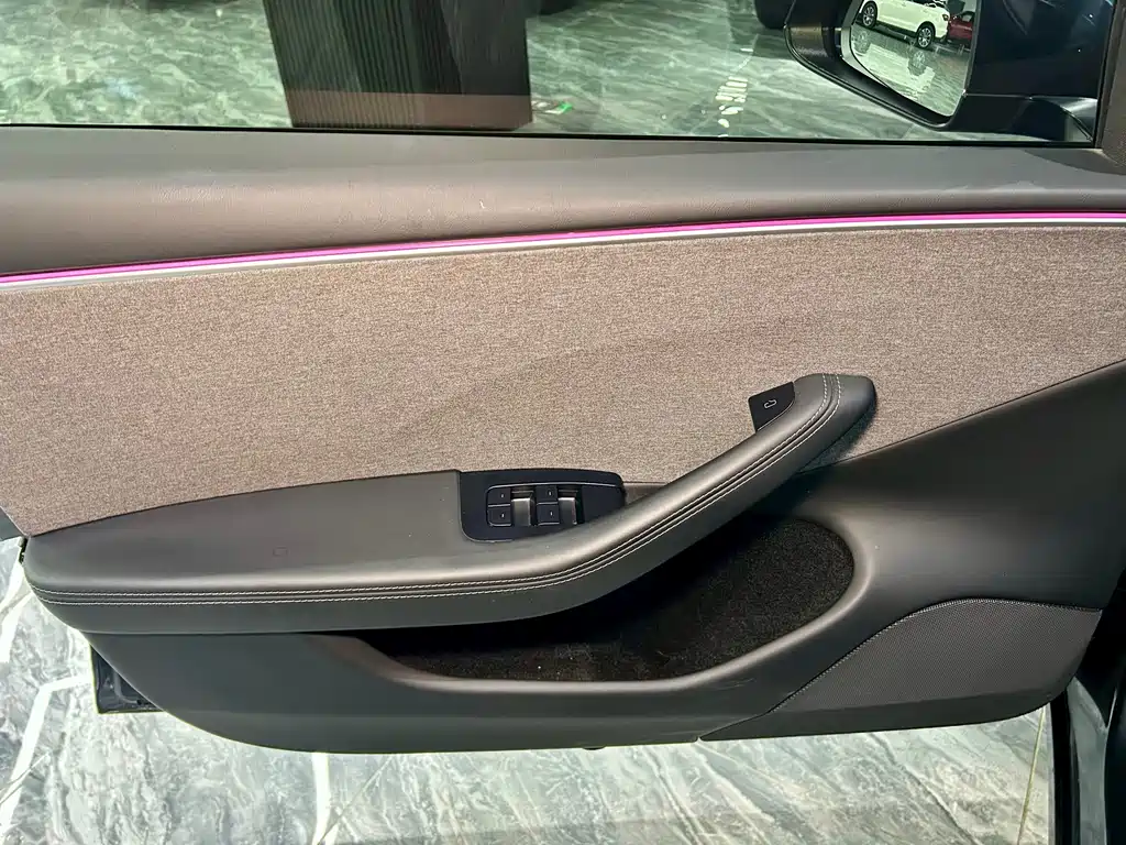 Tesla Model 3 — миниатюра 15