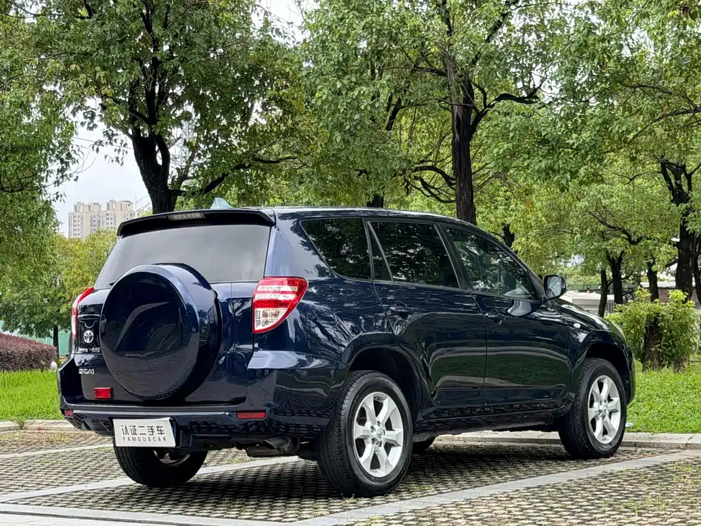 Toyota RAV4 — миниатюра 7