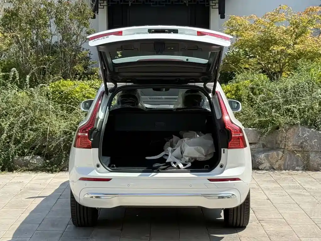 Volvo XC60 PHEV — миниатюра 13