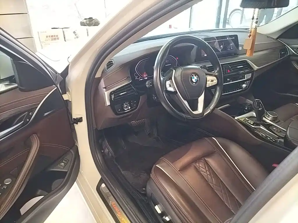 BMW 5 Series — миниатюра 12