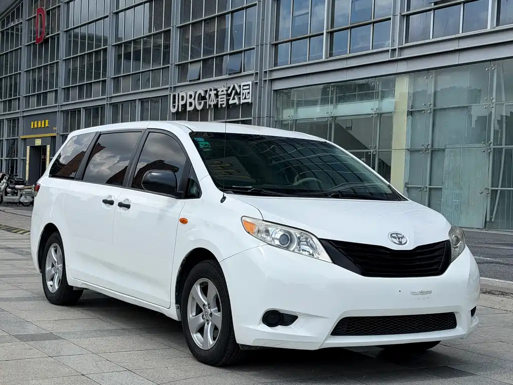 Toyota Sienna — миниатюра 3