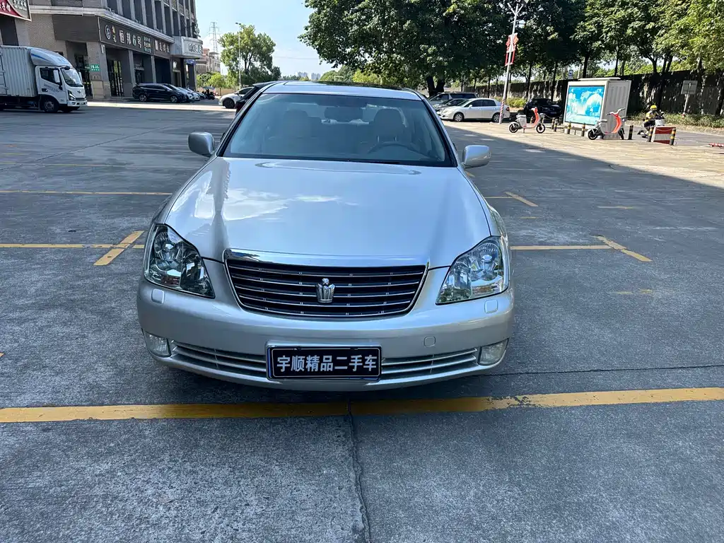 Toyota Crown — миниатюра 2