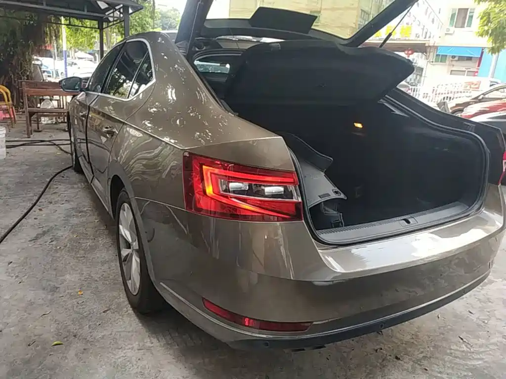 Skoda Superb — миниатюра 5