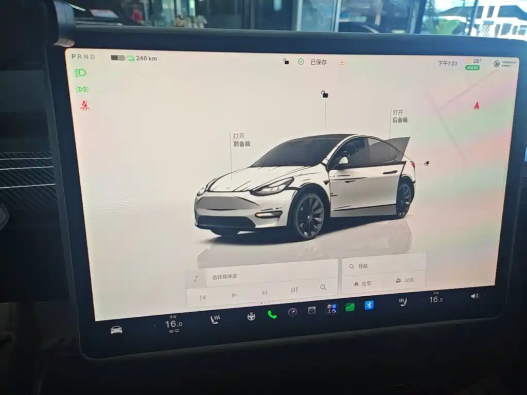 Tesla Model Y — миниатюра 13