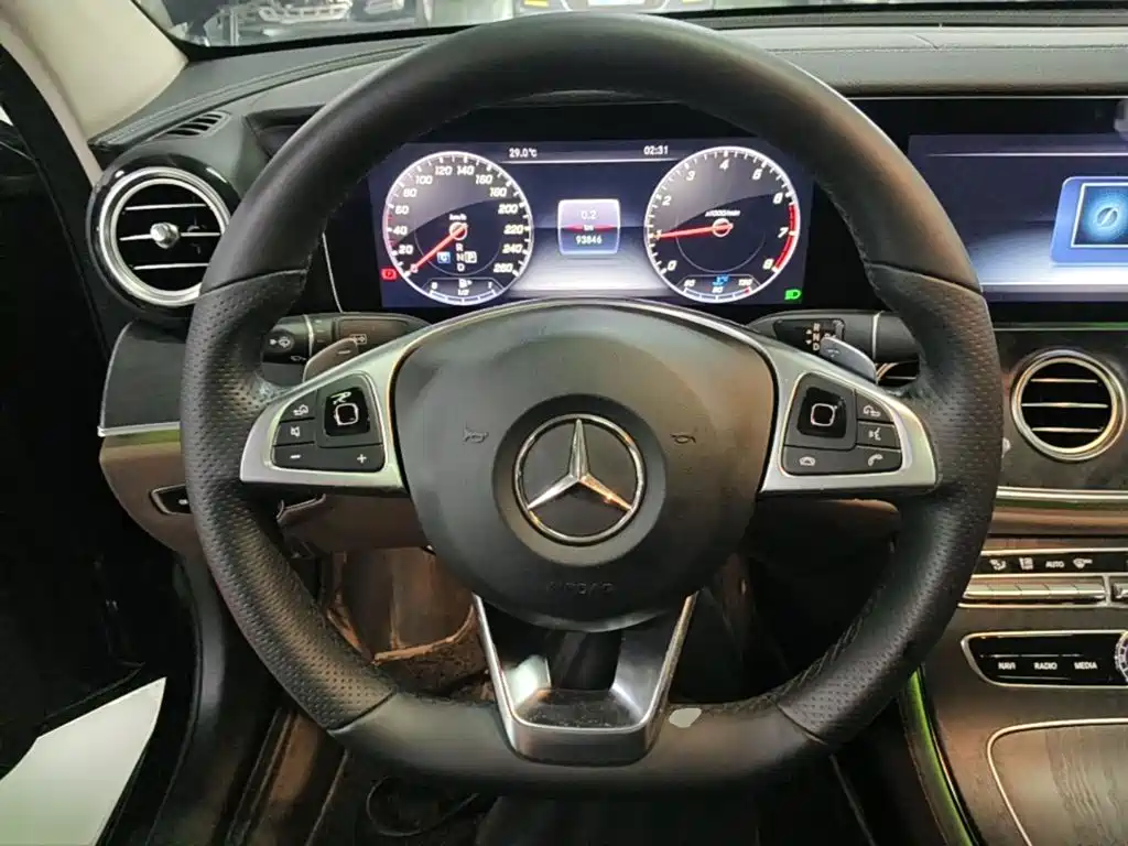 Mercedes-Benz E-Class — миниатюра 11