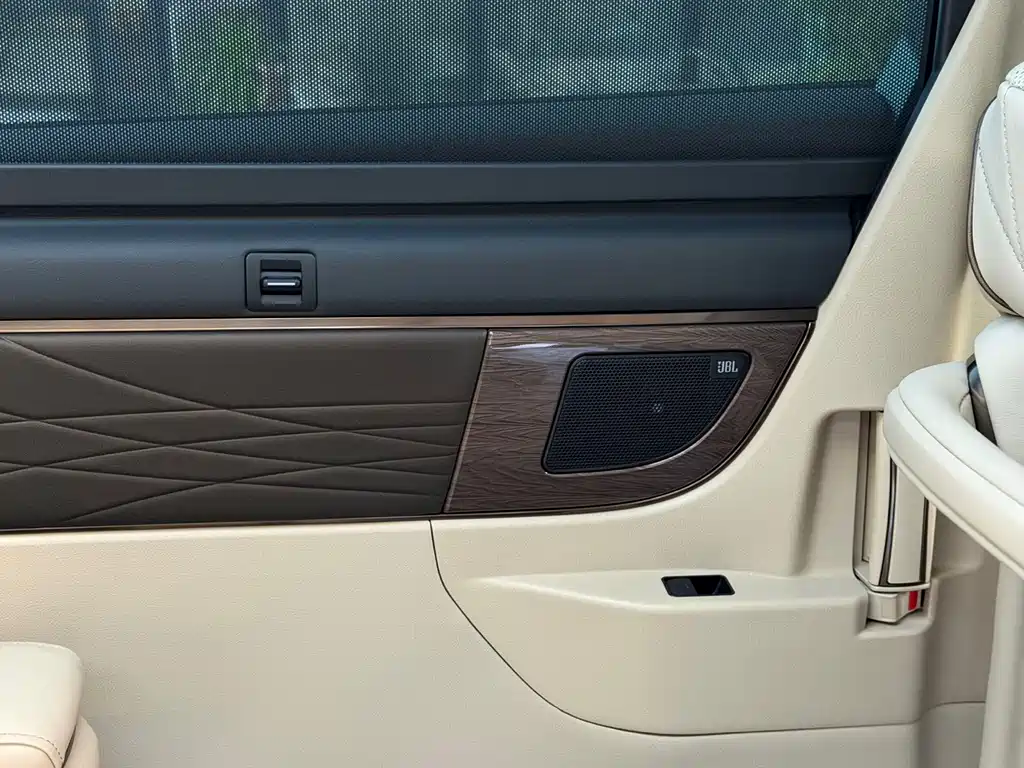 Toyota Alphard — миниатюра 10