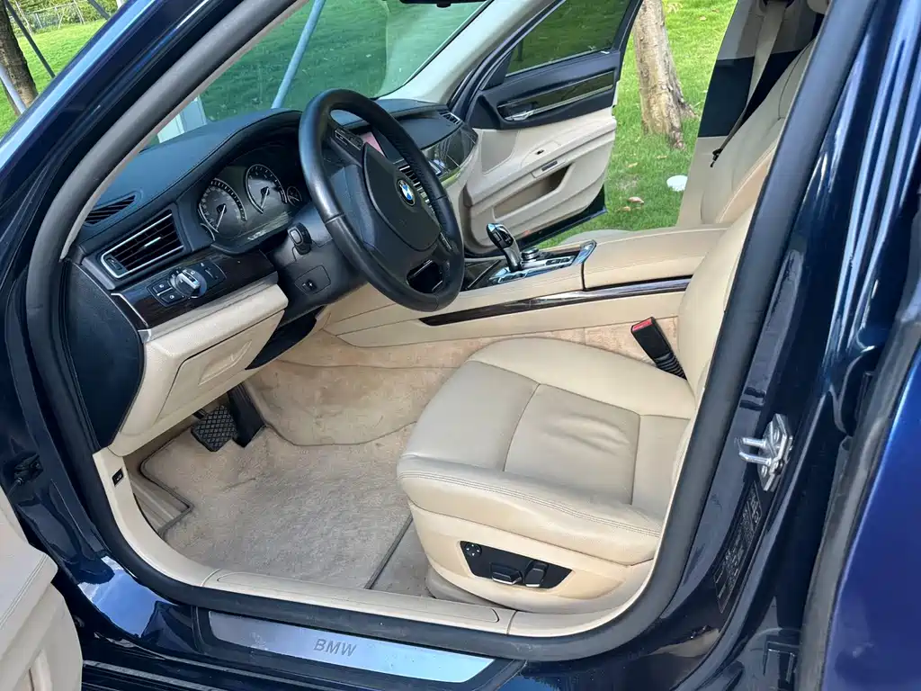 BMW 7 Series — миниатюра 7