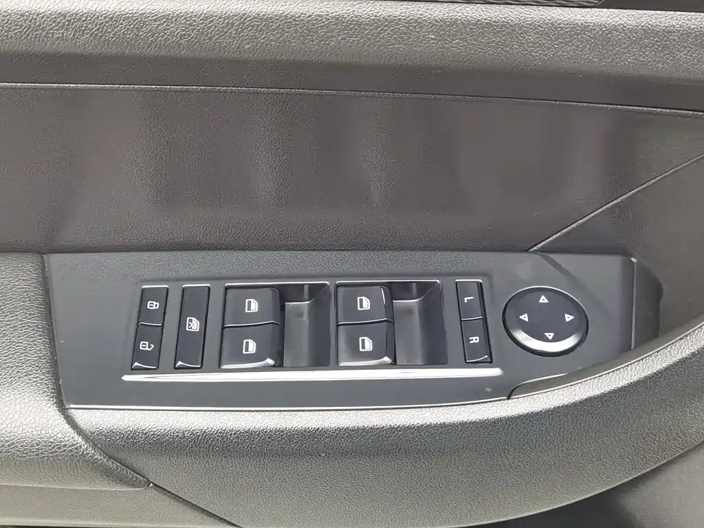 Roewe 360 — миниатюра 9