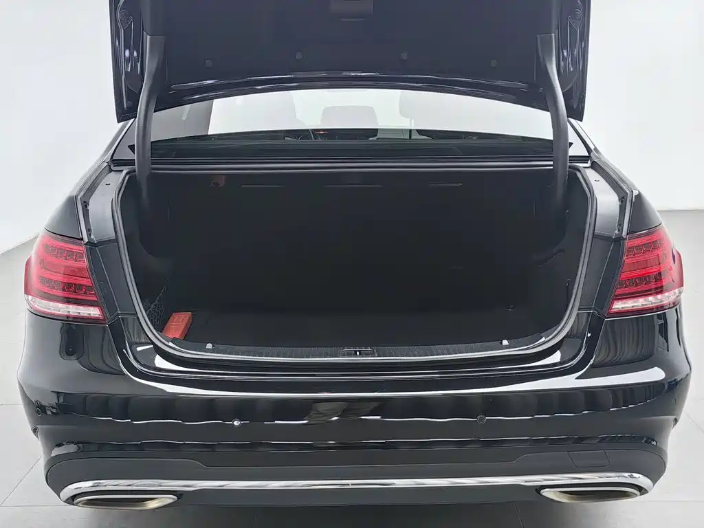 Mercedes-Benz E-Class — миниатюра 16