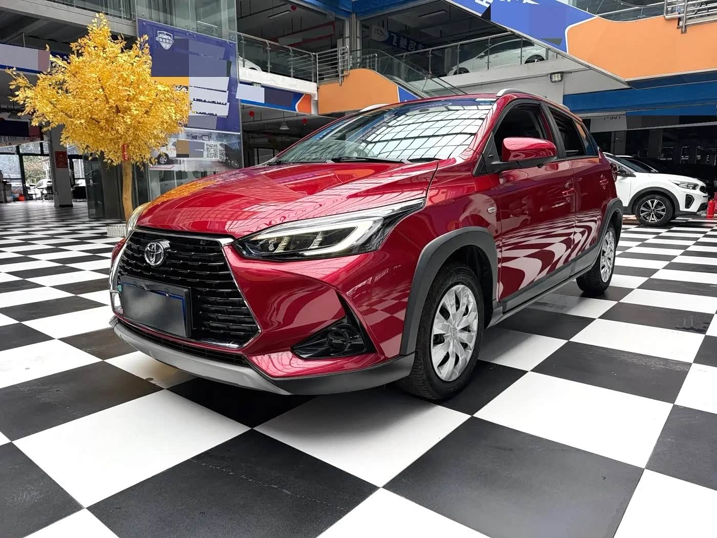 Toyota YARiS L Zhi Xuan 1.5 л 2022 г. желто-оранжевый, пробег 26000 км