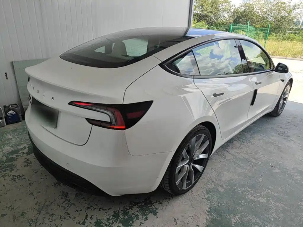 Tesla Model 3 — миниатюра 7