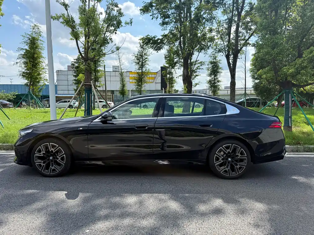 BMW 5 Series — миниатюра 3